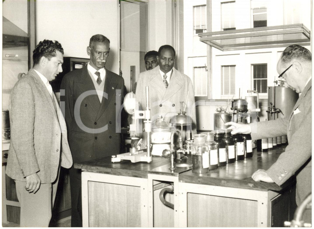 1958 SAN DONATO MILANESE - Mirghani HAMZA visita stabilimento ENI (2) *Foto