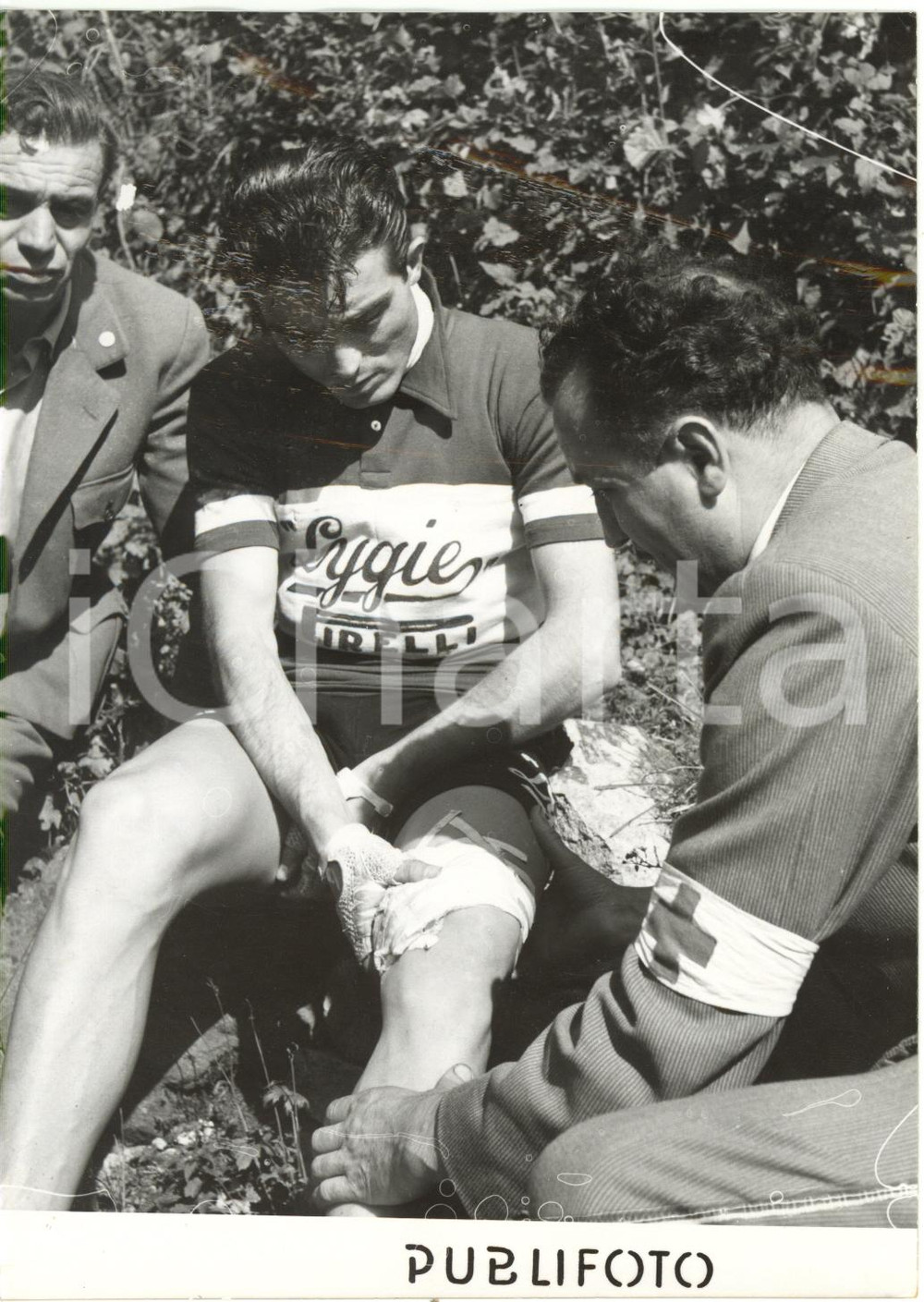 1953 CICLISMO TRE VALLI VARESINE - Ritiro di Loretto PETRUCCI per infortunio