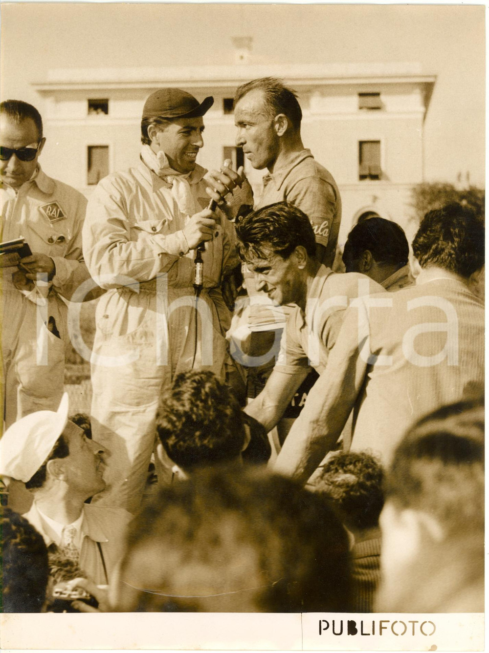 1954 ITALIA CICLISMO - Giancarlo ASTRUA intervistato da giornalista RAI *Foto
