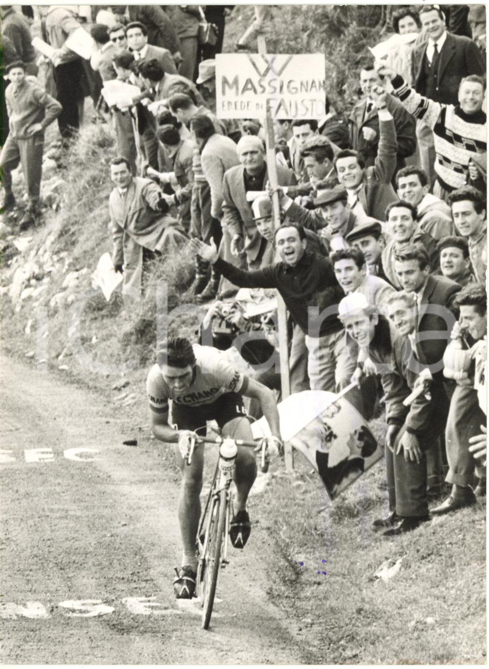 1960 GIRO DI LOMBARDIA - Pubblico incita Imerio MASSIGNAN al Muro di Sormano