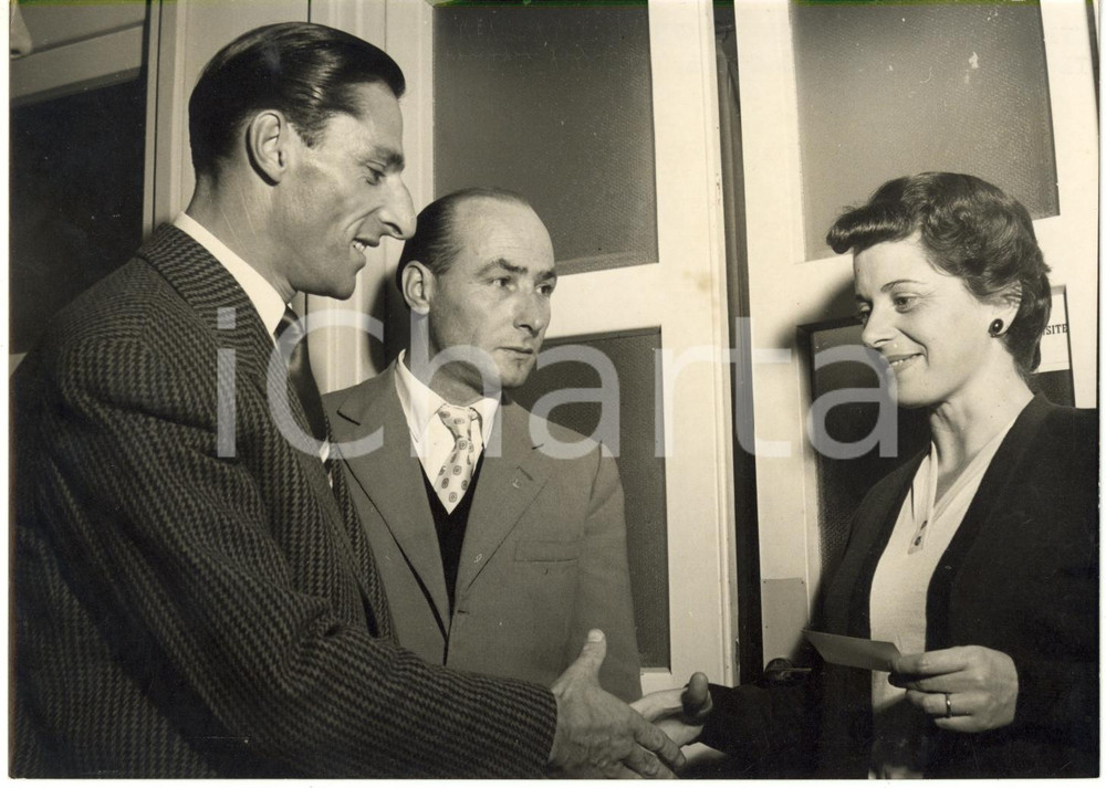 1955 ca MILANO CICLISMO - Ferdi KUBLER incontra Adriana BANI *Foto 18x13 cm