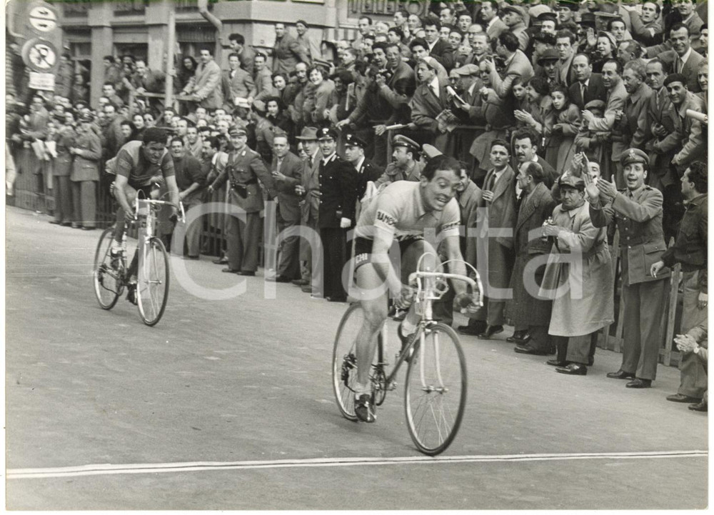 1952 CICLISMO MILANO-SANREMO - Loretto PETRUCCI batte in volata Giuseppe MINARDI