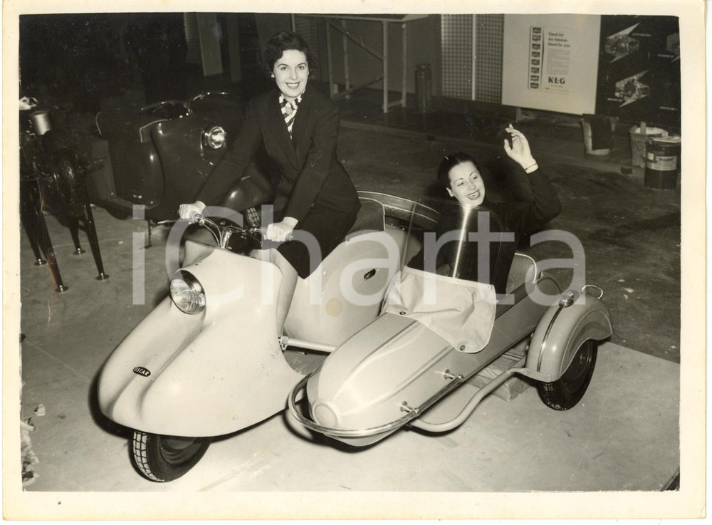 1953 LONDON Earls Court - Two women try the new sidecar OSCAR *Photo 20x15 cm