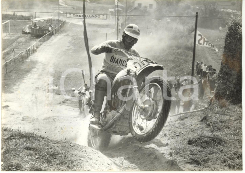 1960 BUSALLA (GE) MOTOCROSS - Emilio OSTORERO su moto BIANCHI prima della caduta