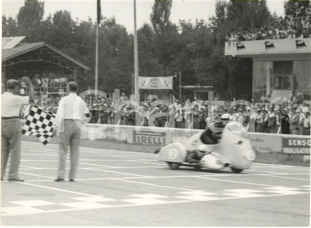 1954 MONZA GP delle Nazioni SIDECAR - Sbandieratore all'arrivo di Wilhelm NOLL