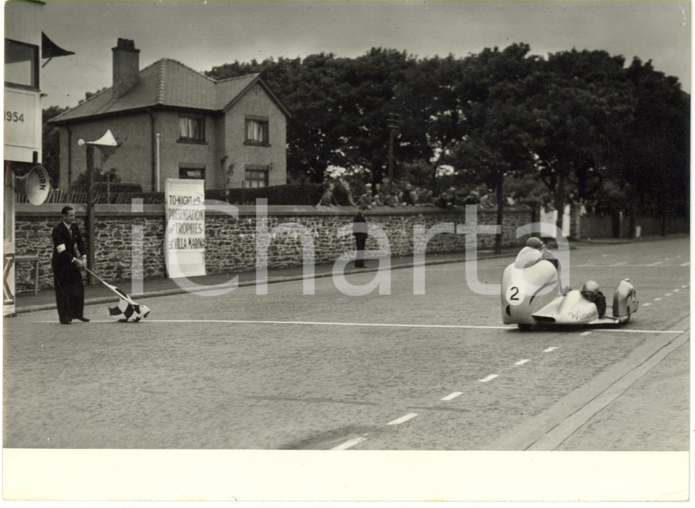 1954 ISLE OF MAN Tourist Trophy SIDECAR - Arrivo del vincitore Eric OLIVER 