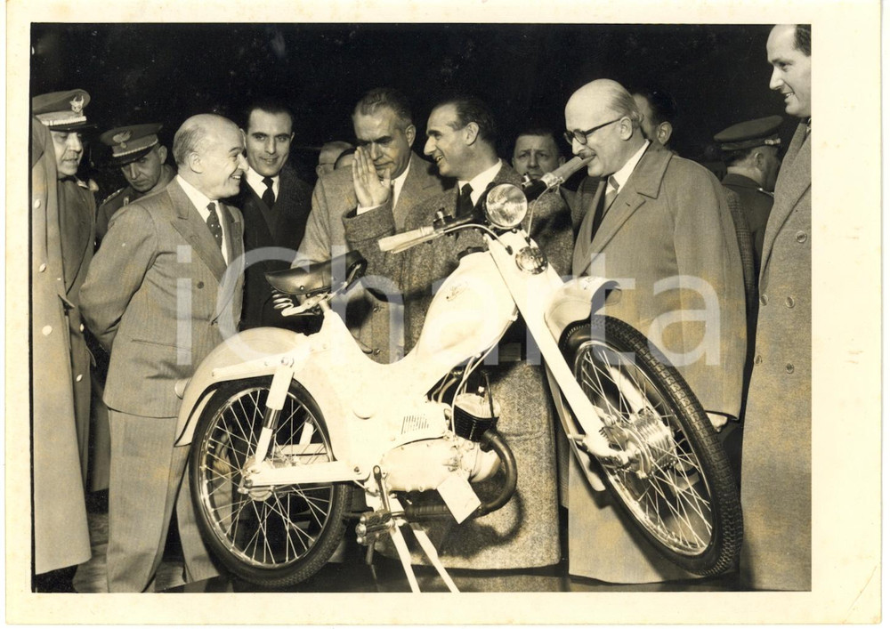 1957 TORINO Mostra Ciclo e Motociclo - Amedero PEYRON osserva moto VIBERTI VI-VI