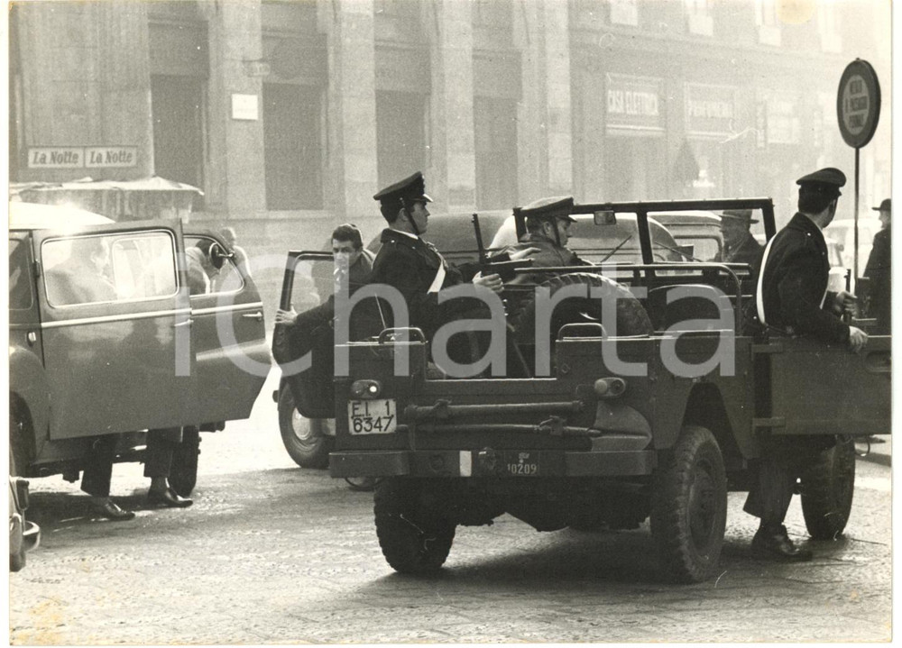 1958 MILANO Banda di VIA OSOPPO - Pattuglie di CARABINIERI dopo la rapina *Foto