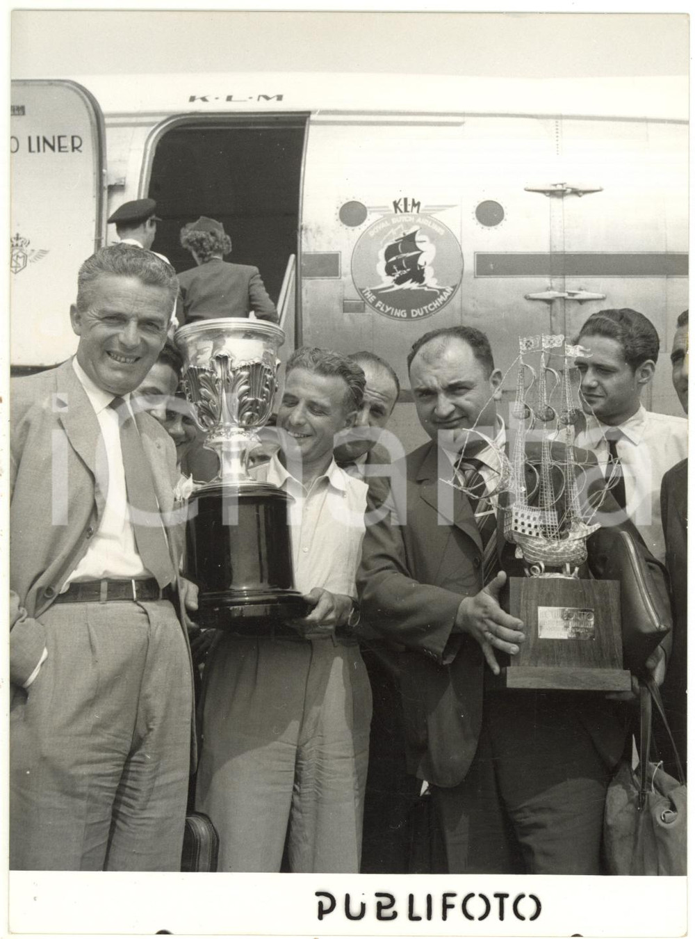 1954 MALPENSA - Arrivo di José Froilán GONZALEZ vincitore TROFEO BONETTO *Foto