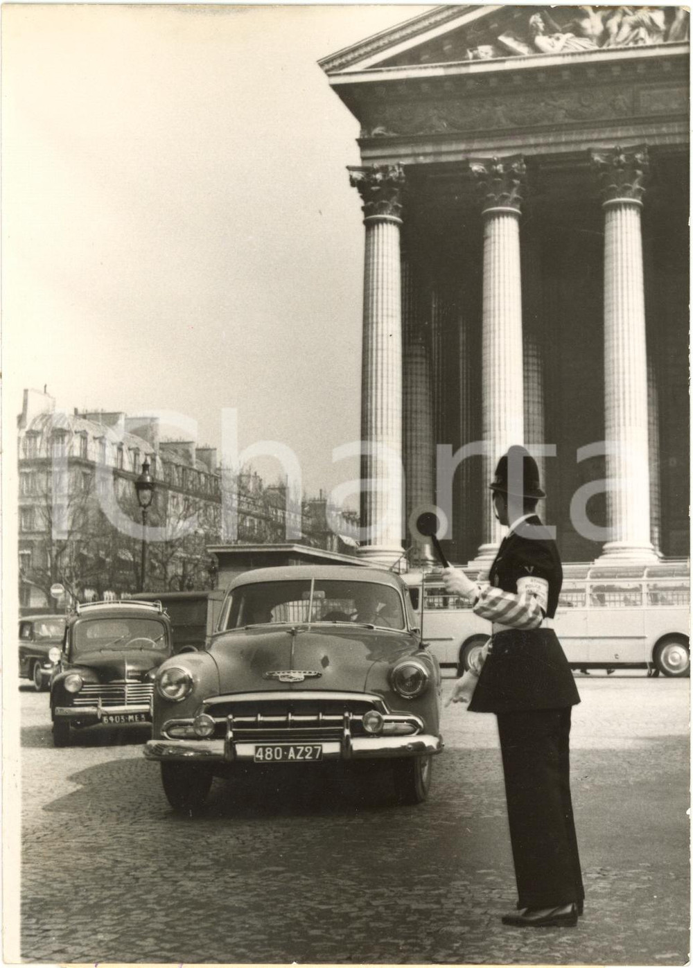 1954 PARIS Place de la Madeleine - VIGILE URBANO italiano dirige il traffico 