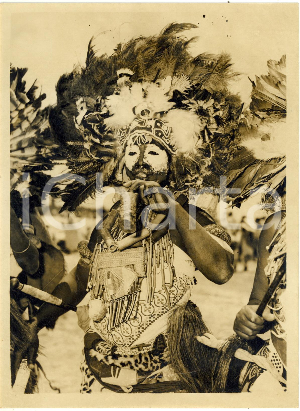 Fotografia d epoca originale 1956 DAR ES SALAAM TANZANIA  Native dancer perfoming at the Tribal Gathering 1