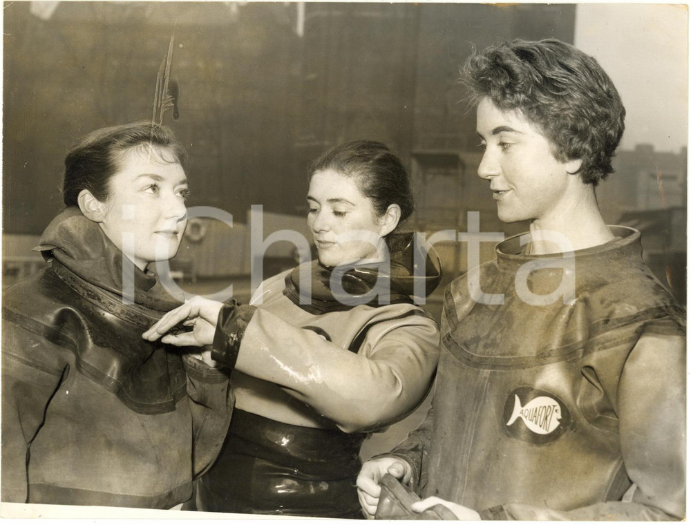 1958 LONDON British Sub-Aqua Club - Girls trying new diving suits *Photo 20x15