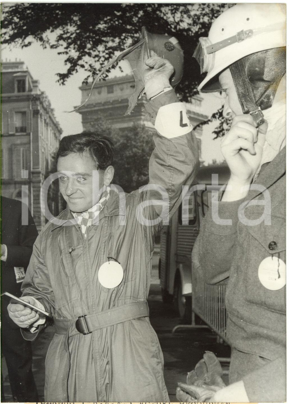 1959 PARIS - Cadet RAF John VOLKERS nouveau recordman de la course Londres-Paris