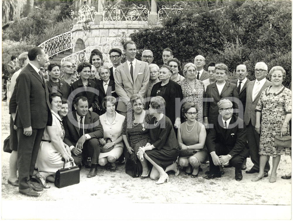 1967 BEAULIEU-SUR-MER - Vittorio Emanuele di Savoia riceve gruppo di monarchici
