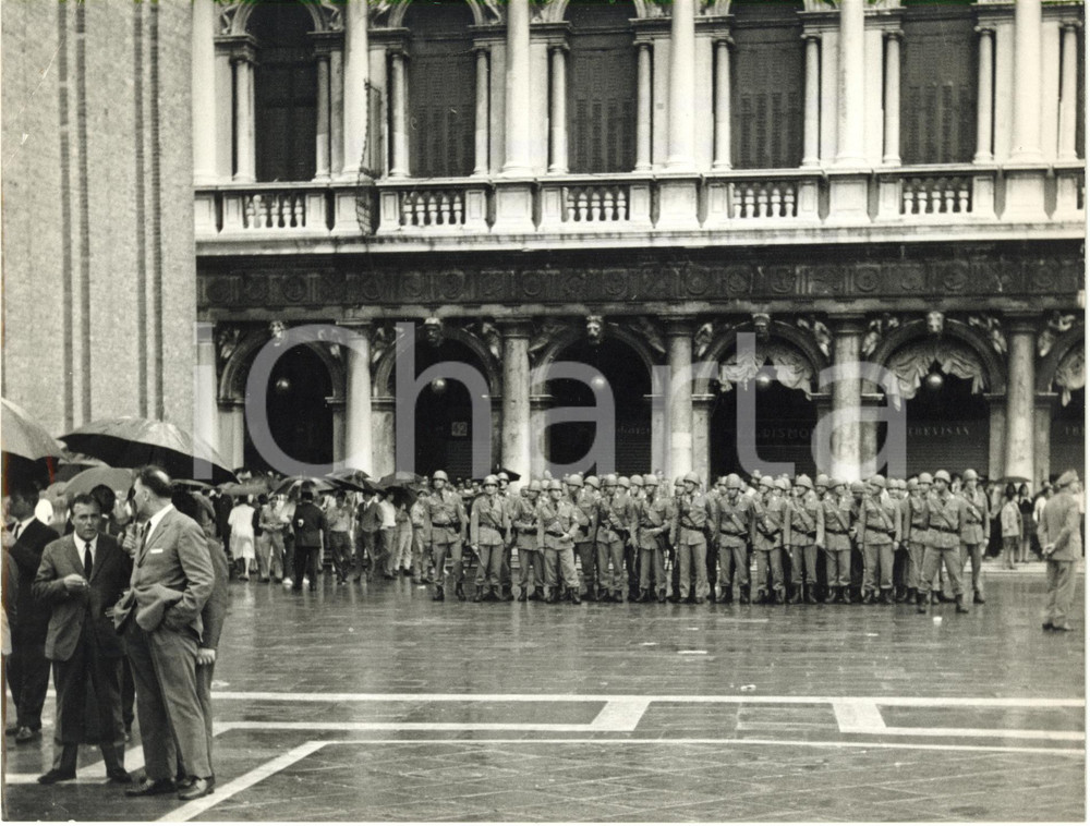 1968 VENEZIA Piazza San Marco - POLIZIA schierata contro i manifestanti *Foto