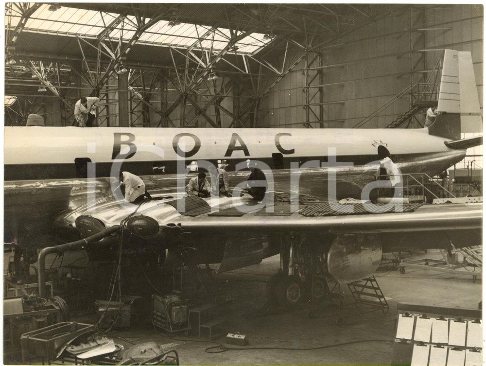 1954 LONDON AIRPORT - Examination of a DE HAVILLAND DH.106 COMET jetliner BOAC