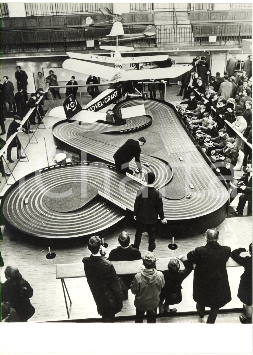 1968 LONDRA Seymour Hall - Bambini giocano con grande pista per automodellini