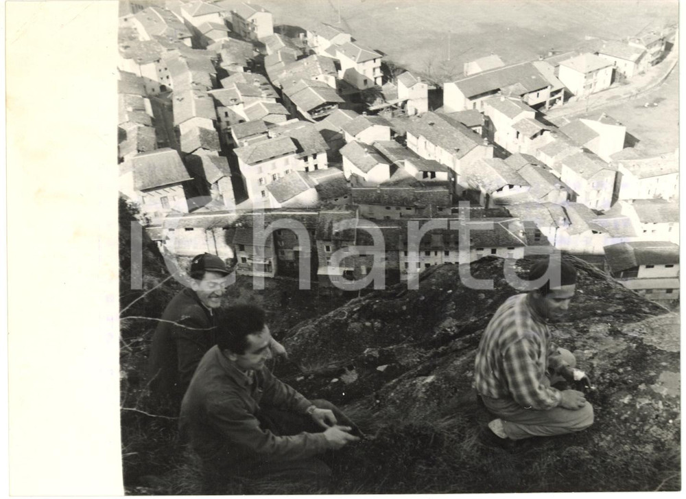1959 SIRTA (SO) Vista del paese dalla parete rocciosa a rischio frana *Foto