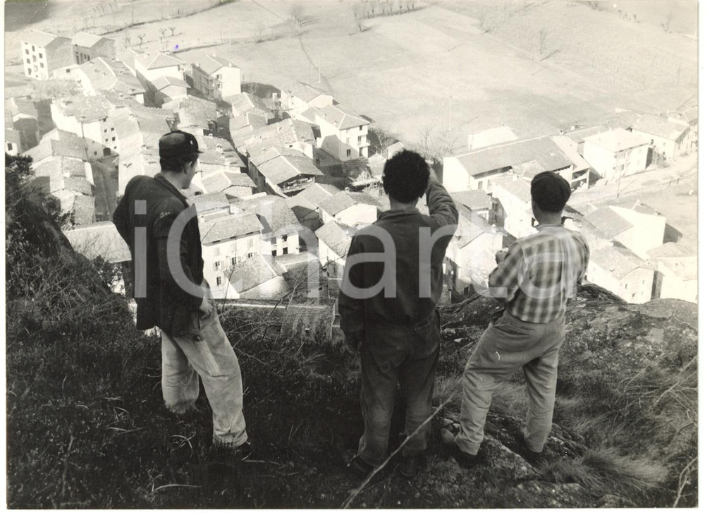 1959 SIRTA (SO) - Vista del paese dalla parete rocciosa a rischio frana *Foto