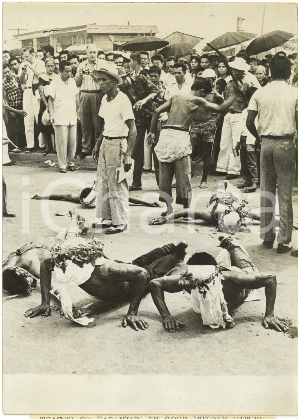 1959 PHILIPPINES - Rito dei flagellanti nella processione del VENERDÌ SANTO