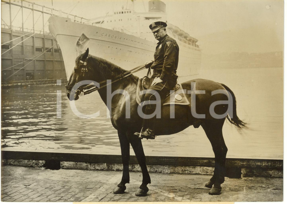 1959 NEW YORK - Poliziotto a cavallo Andrew SVENSEN con RMS CARONIA sullo sfondo
