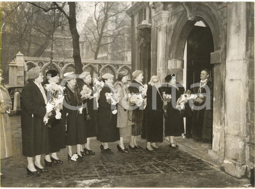 1959 LONDON STRAND St Clement Danes - Flower Girls' Club carrying bouquets