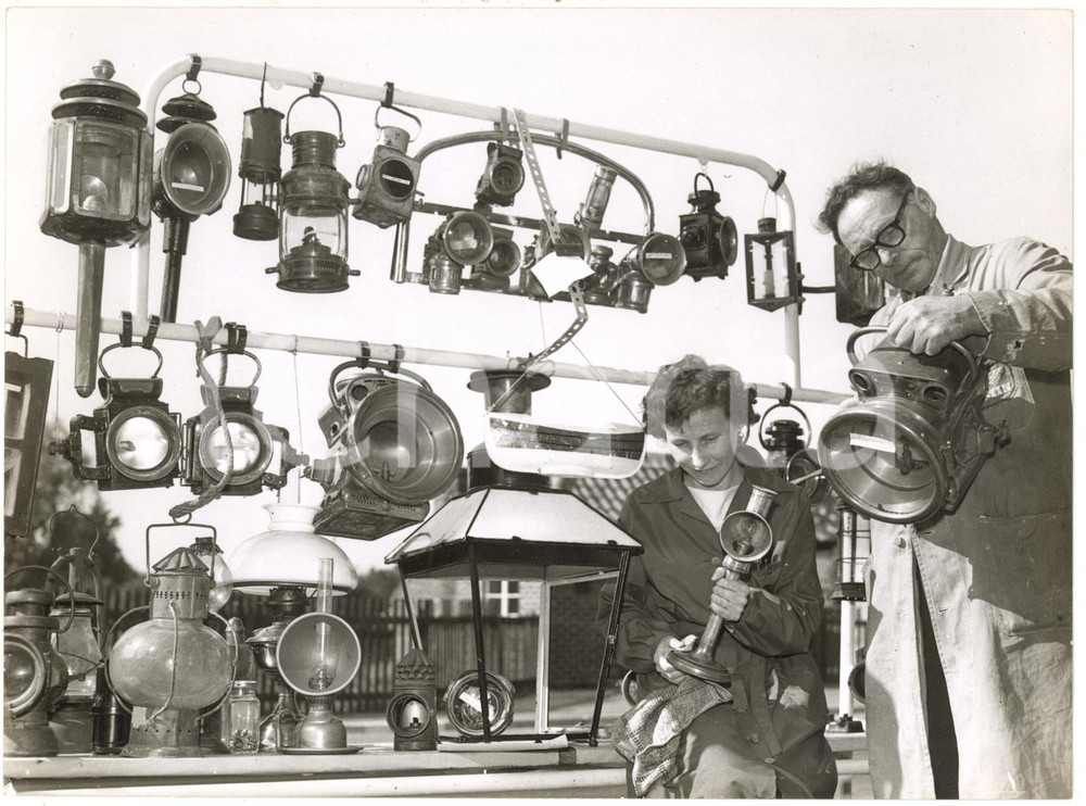 1959 WRENTHAM (UK) - Hubert SAWYER polishing his collection of old lamps *Photo