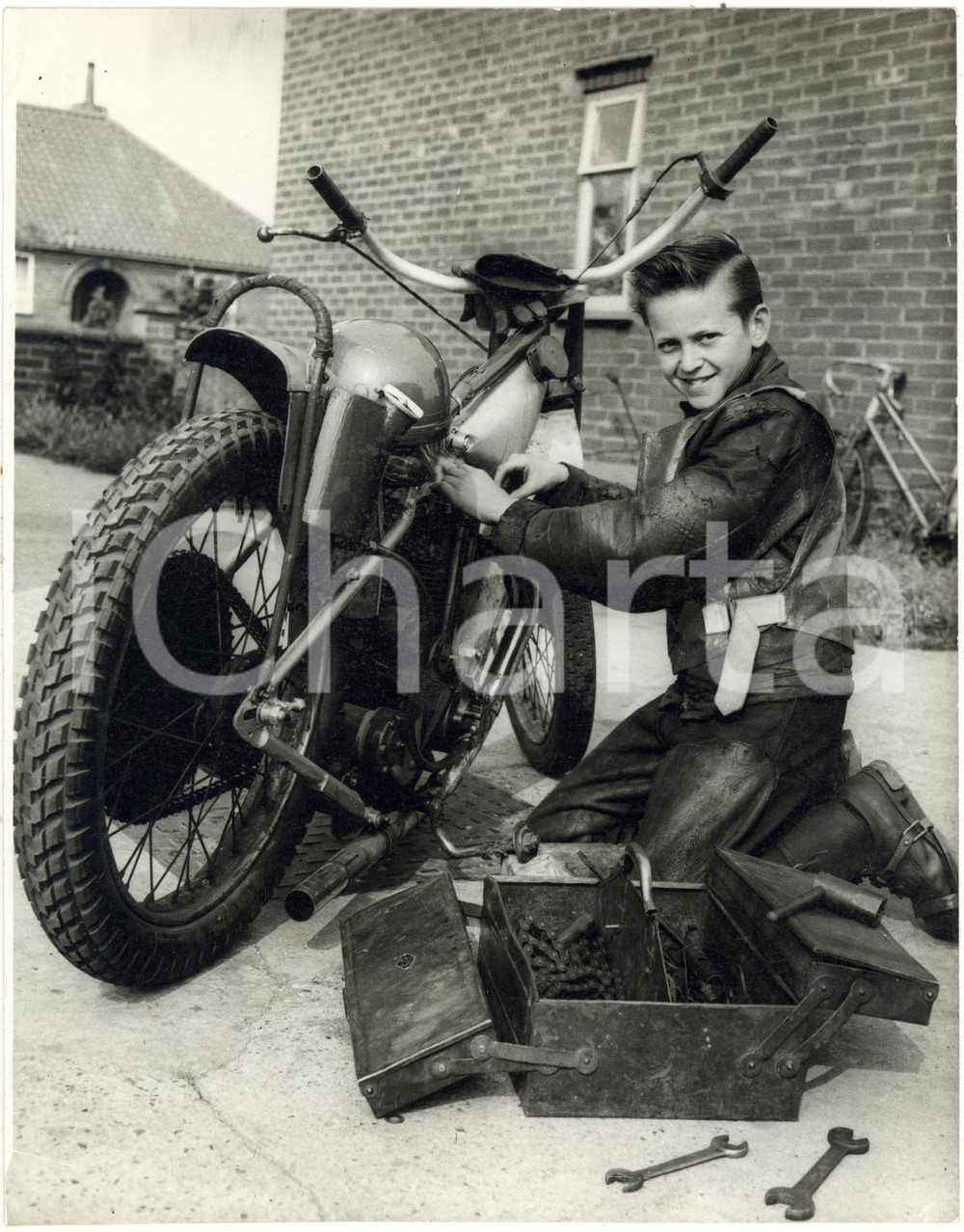 1960 NORWICH (UK) - Young rider David CRANE tuning his JAP 250 cc *Photo 15x20