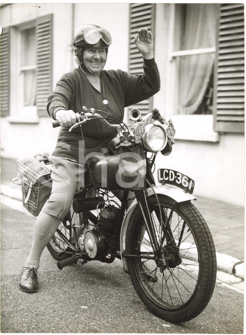 1960 BRIGHTON (UK) - Grandmother Molly PENDLETON riding her THE SUN motorbike