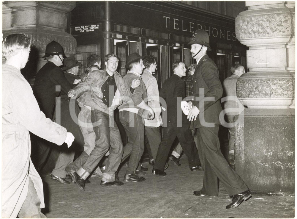1960 LONDON WATERLOO - POLICE disperse "Keep Britain White" demonstrators *Photo