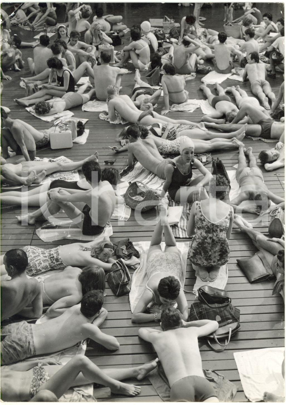 1961 PARIS Piscine Deligny - Bagnanti prendono il sole *Foto VINTAGE 13x18 cm