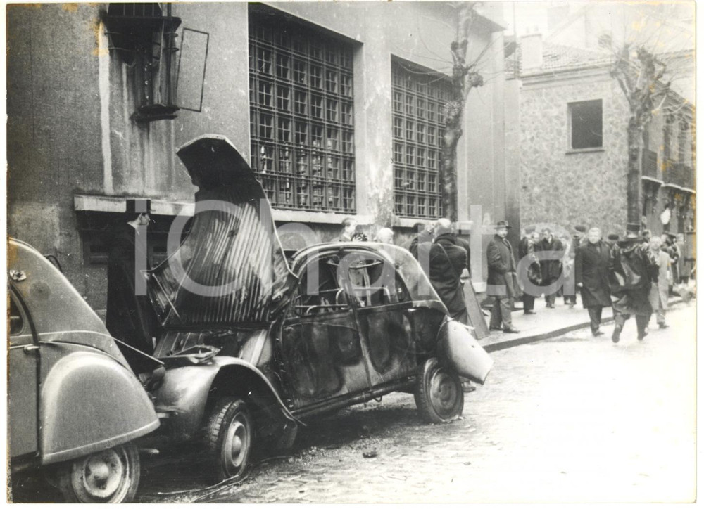 1962 ATTENTATO A ISSY-LES-MOULINEAUX - Carcassa dell'auto esplosa *Foto 18x13 cm