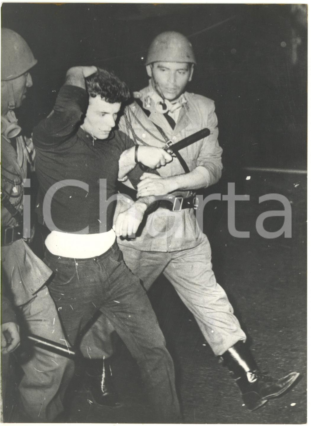 1962 TORINO Fatti di Piazza Statuto - POLIZIA arresta un manifestante *Foto