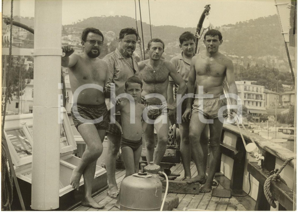 1962 VILLEFRANCHE - Alain BOMBARD e il suo equipaggio in partenza per la Sicilia