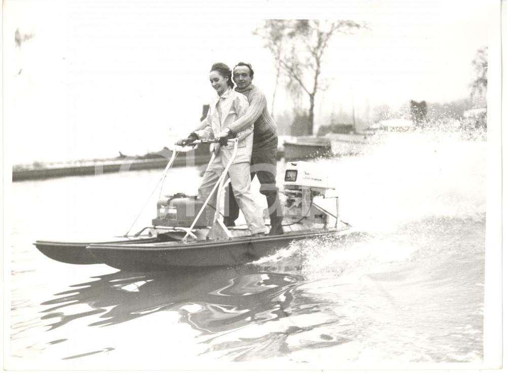 1962 LONDON RICHMOND - Demonstration of power skis by SHARP'S COMMERCIALS *Photo