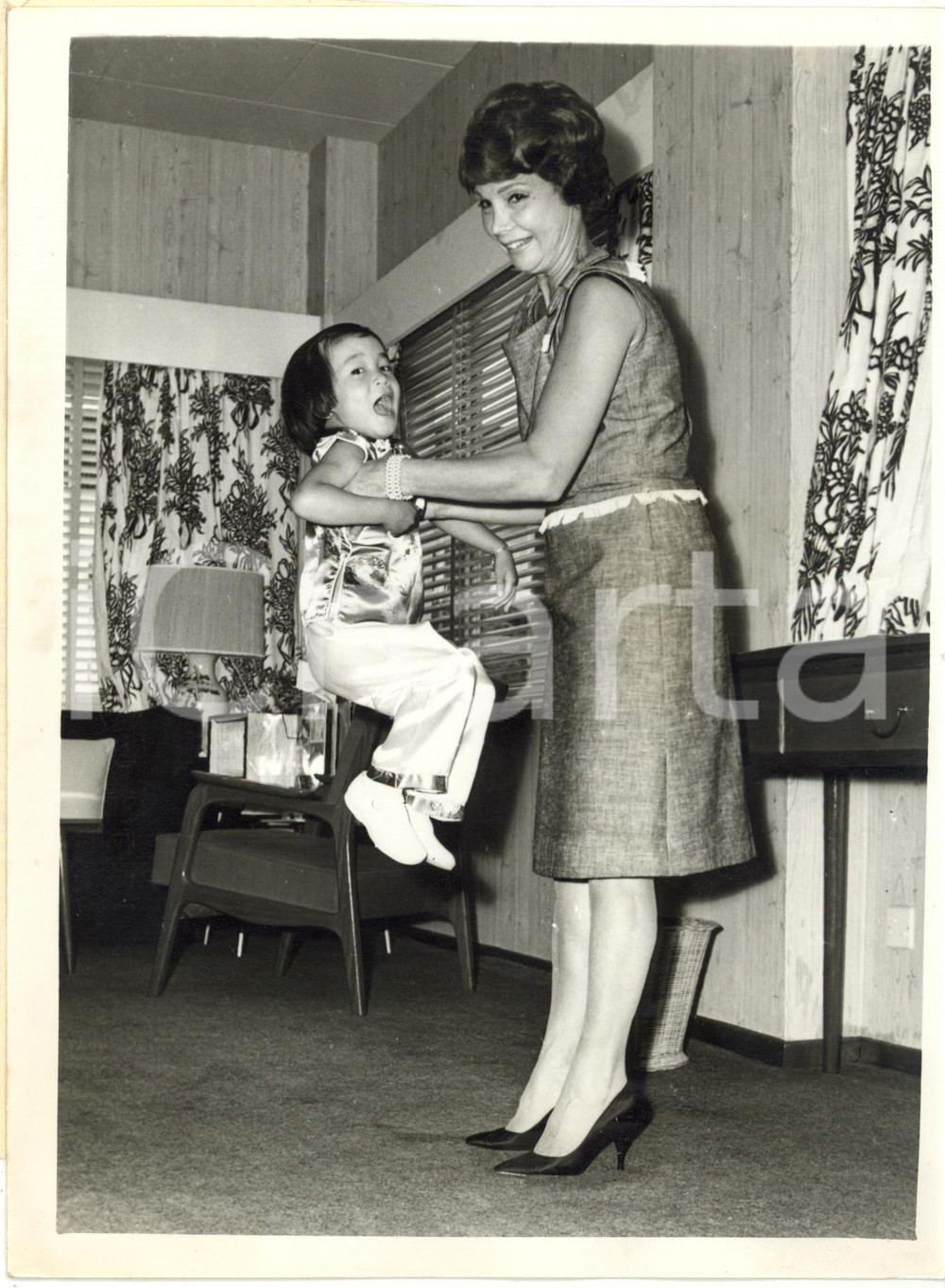 1962 SINGAPORE Goodwood Park Hotel - Mrs O'NEIL-DUNNE with her adopted child