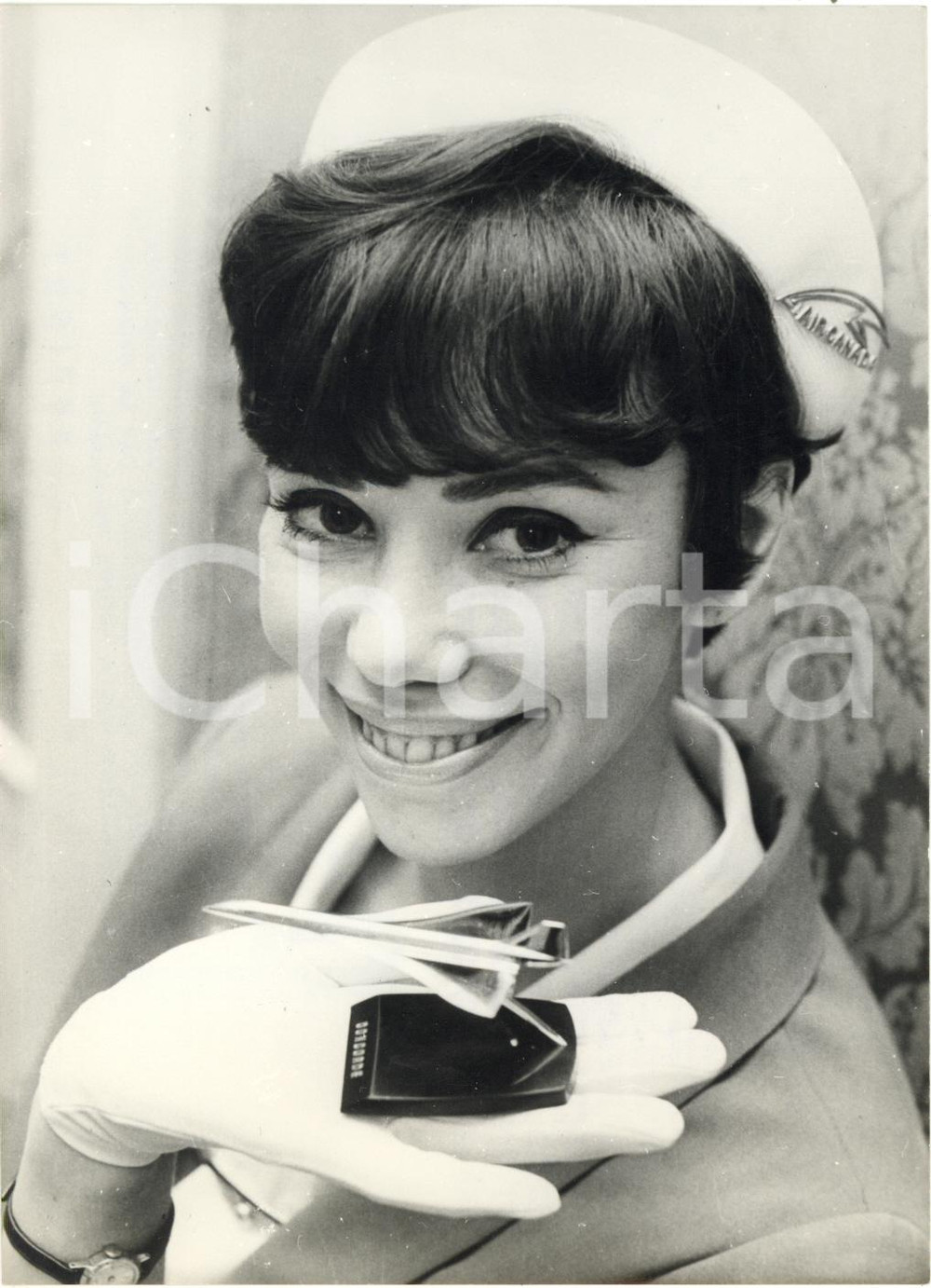 Fotografia d epoca originale 1967 COSTUME  Hostess Francine GRIGNON mostra modellino aereo CONCORDE Foto 1