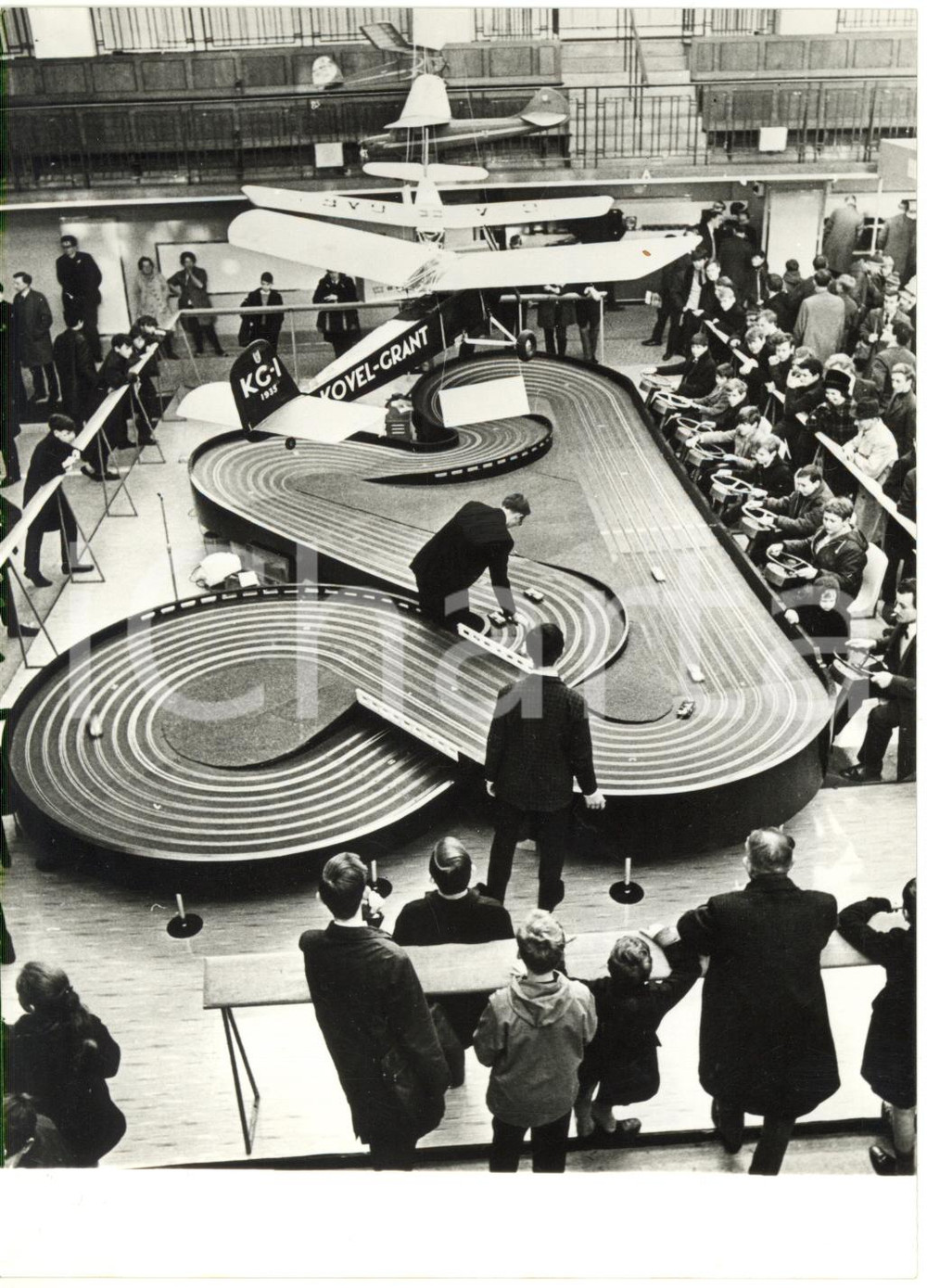 Fotografia d epoca originale 1968 LONDON SEYMOUR HALL Pista per automodellini a otto corsie Foto 13x18 1
