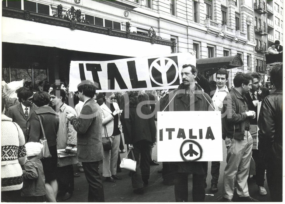 1965 ca NEW YORK - Emigrati italiani manifestano contro GUERRA IN VIETNAM *Foto