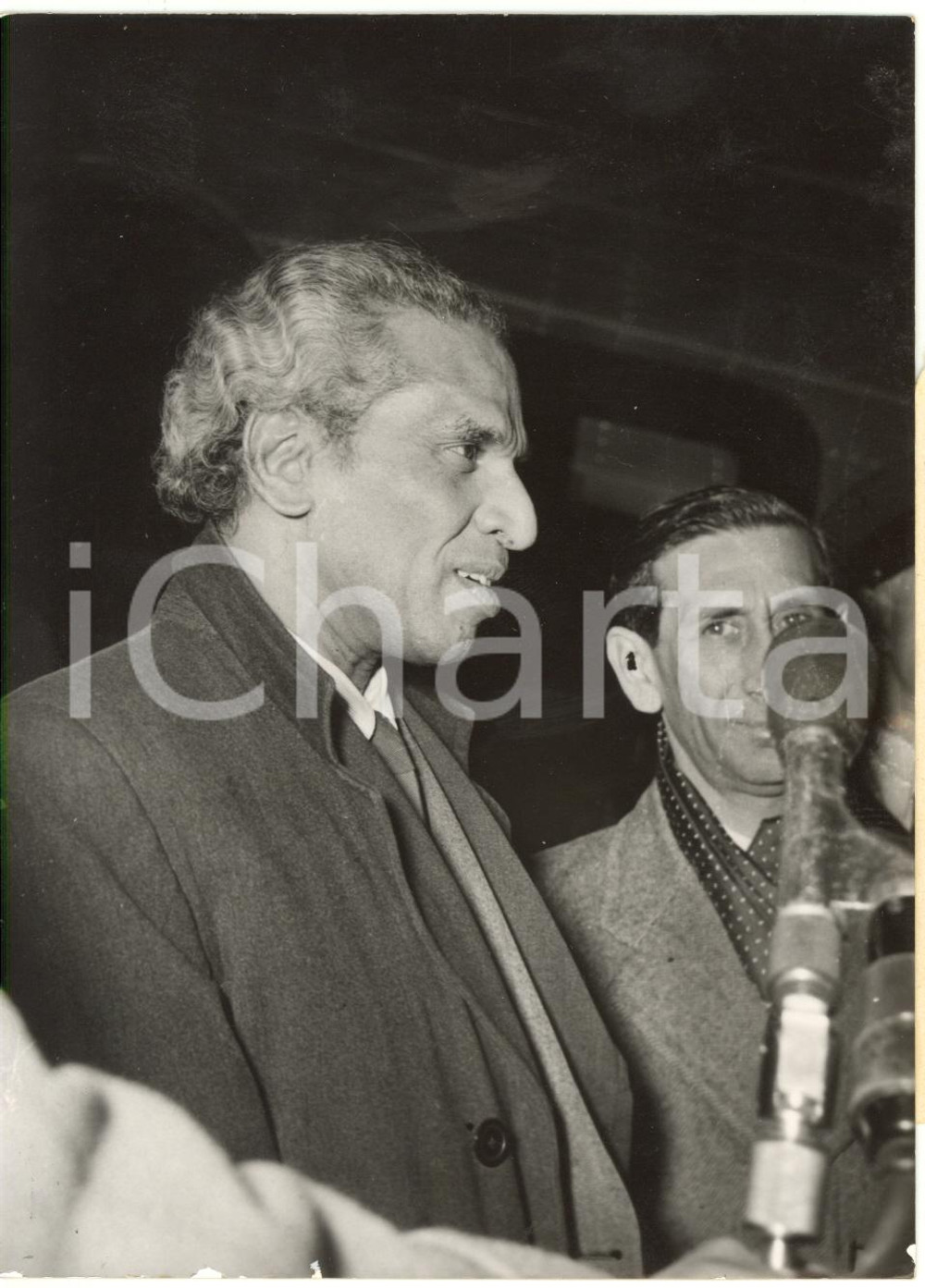 1954 GENÈVE - Ambasciatore V. K. Krishna MENON durante una conferenza stampa