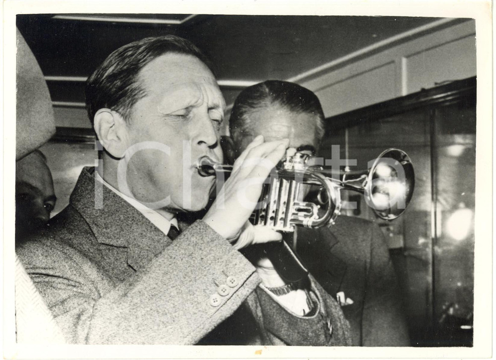 1954 COPENHAGEN NYHAVN - British ambassador Eric BERTHOUD plays the trumpet