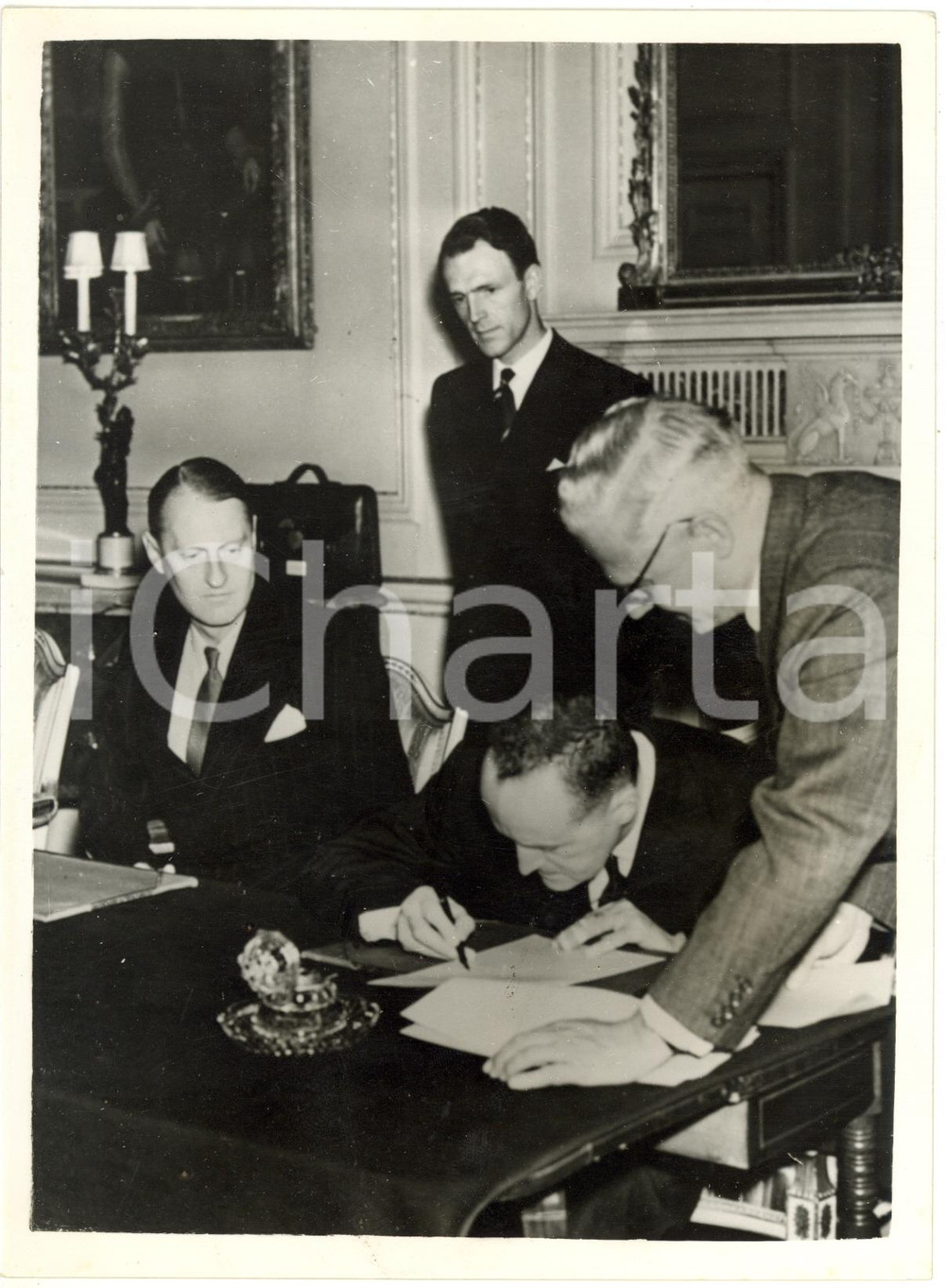 1954 MEMORANDUM DI LONDRA - Ambasciatore italiano Manlio BROSIO firma l'accordo