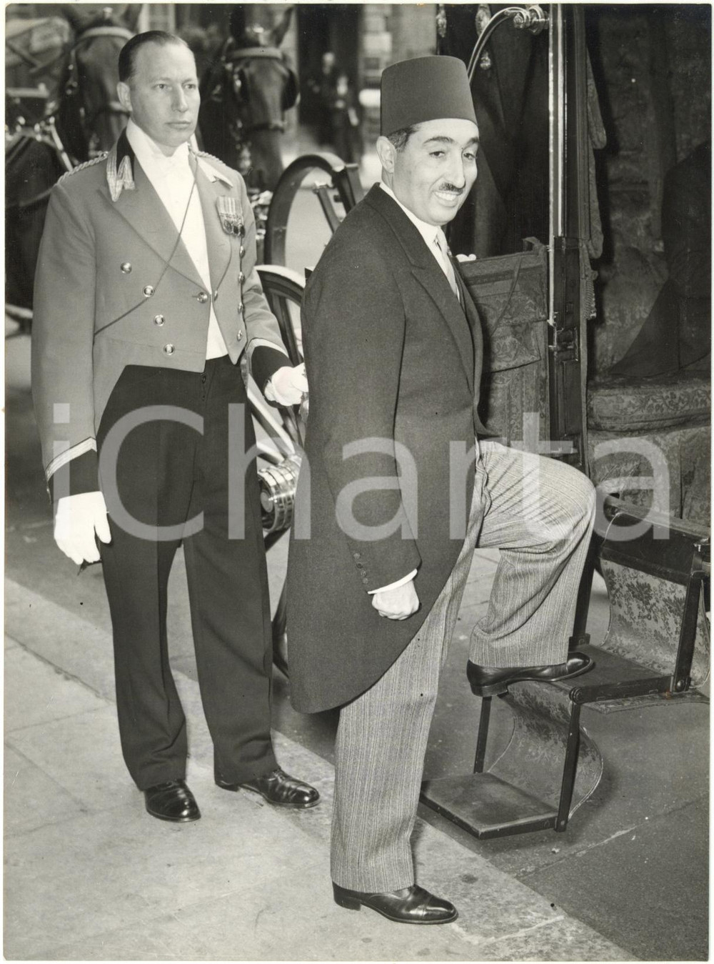 1954 LONDON - Libyan ambassador Mahmud AL-MUNTASIR goes to see the Queen *Photo