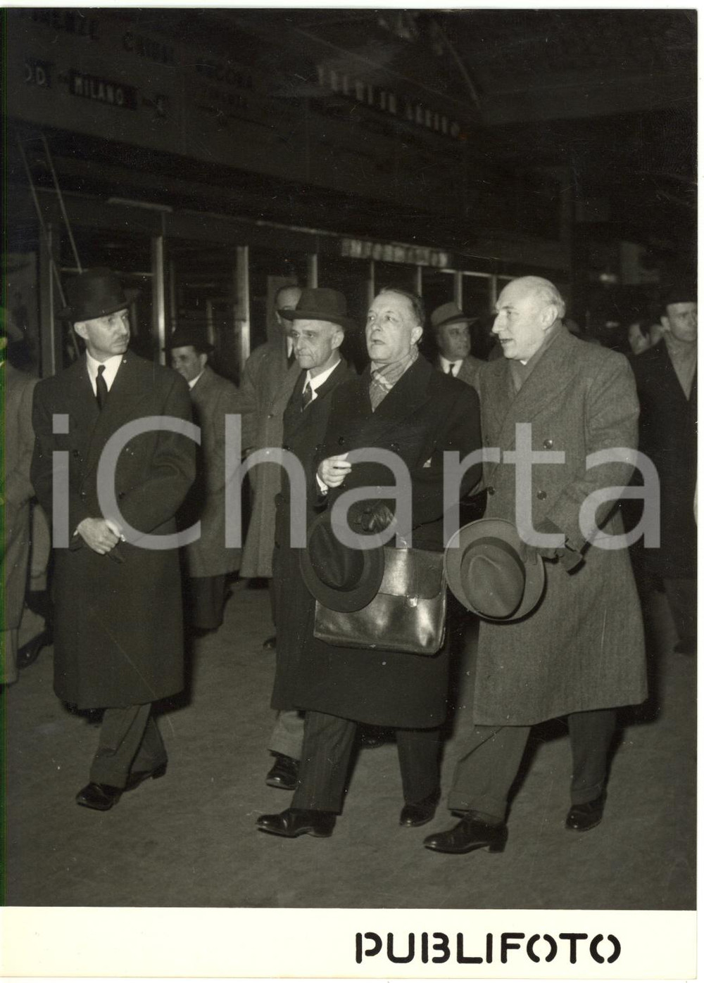 1955 ROMA Stazione Termini - Arrivo di Roger SEYDOUX e Massimo MAGISTRATI *Foto