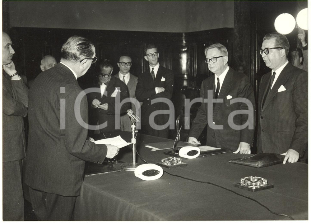 1957 ROMA Asko IVALO e Alberto FOLCHI firmano accordo Italia-Finlandia (1) *Foto