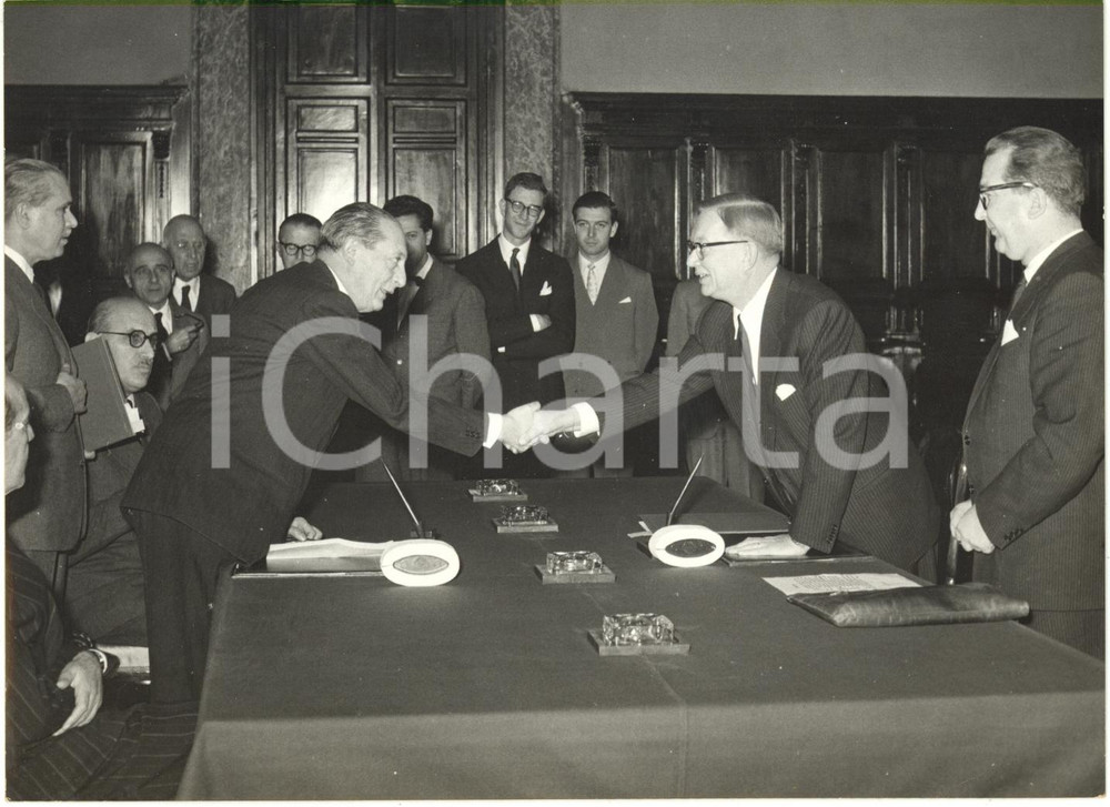 1957 ROMA Asko IVALO e Alberto FOLCHI firmano accordo Italia-Finlandia (2) *Foto