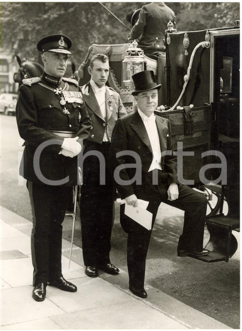 1957 LONDON Ambassador of Colombia Carlos Alberto SARDI GARCÉS goes to the Queen