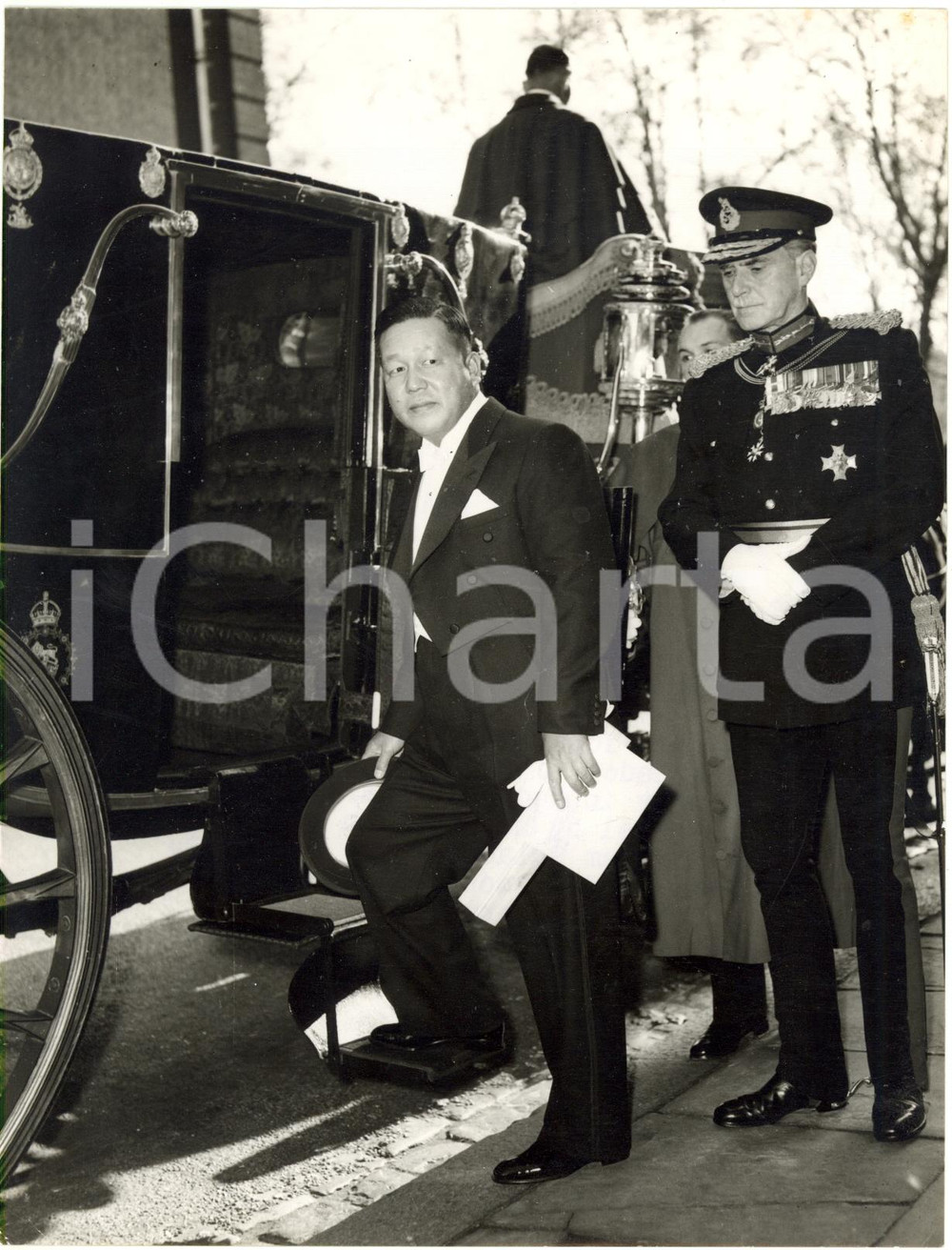 1957 LONDON - New ambassador of South Korea Kim YONG-WOO goes to see the Queen