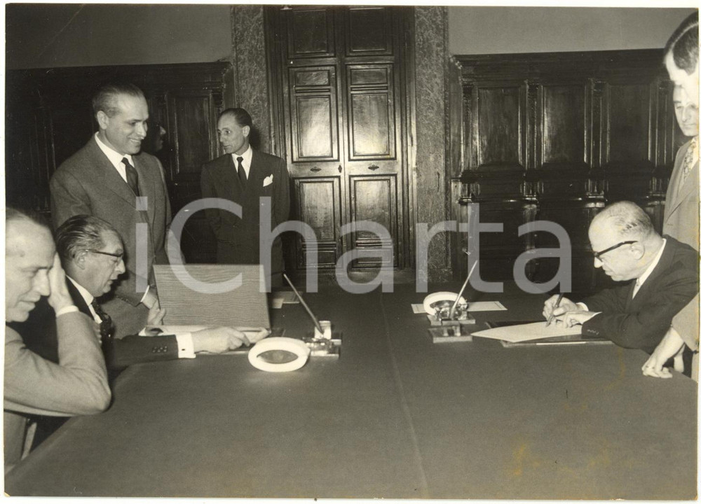 1958 ROMA - Eliyahu SASSON e Alberto FOLCHI firmano accordo Italia-Israele *Foto