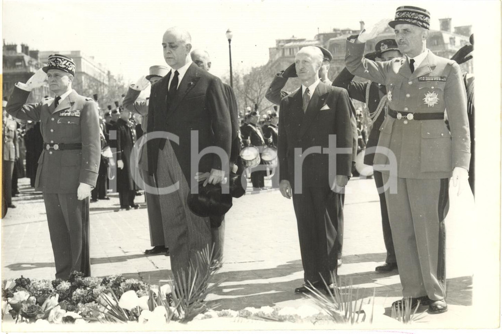 1958 PARIS - Alberto ROSSI LONGHI rend hommage à la tombe du soldat inconnu